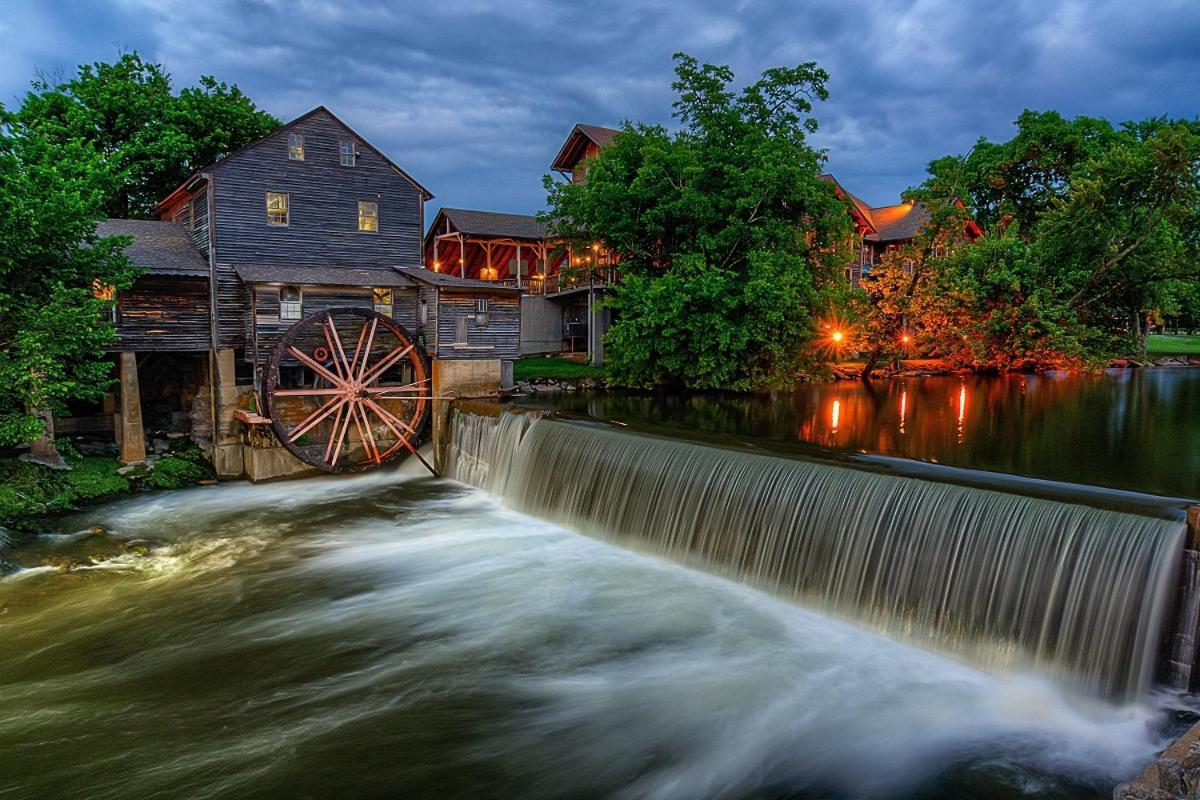 Smoky Bear Lodge With Guest House, Hot Tub, 1089 Free Tickets Each Paid Day, Dollywood And More Sevierville Extérieur photo