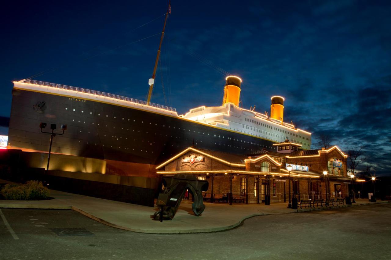 Smoky Bear Lodge With Guest House, Hot Tub, 1089 Free Tickets Each Paid Day, Dollywood And More Sevierville Extérieur photo