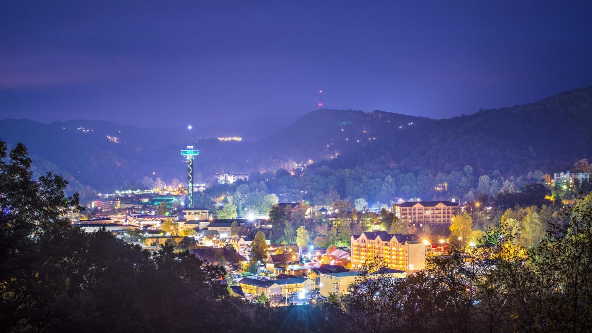 Smoky Bear Lodge With Guest House, Hot Tub, 1089 Free Tickets Each Paid Day, Dollywood And More Sevierville Extérieur photo