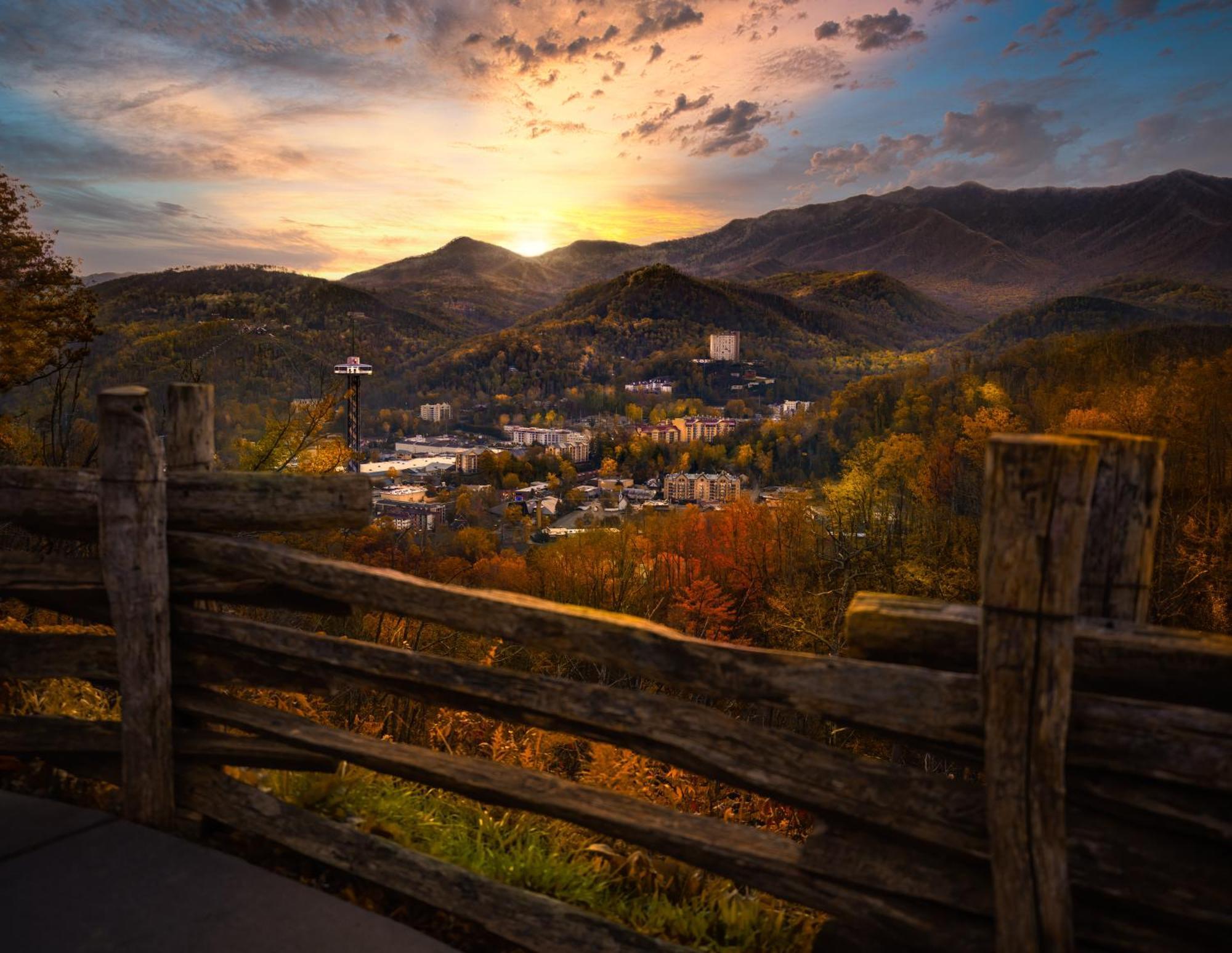 Smoky Bear Lodge With Guest House, Hot Tub, 1089 Free Tickets Each Paid Day, Dollywood And More Sevierville Extérieur photo