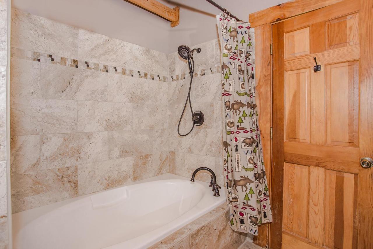 Smoky Bear Lodge With Guest House, Hot Tub, 1089 Free Tickets Each Paid Day, Dollywood And More Sevierville Extérieur photo