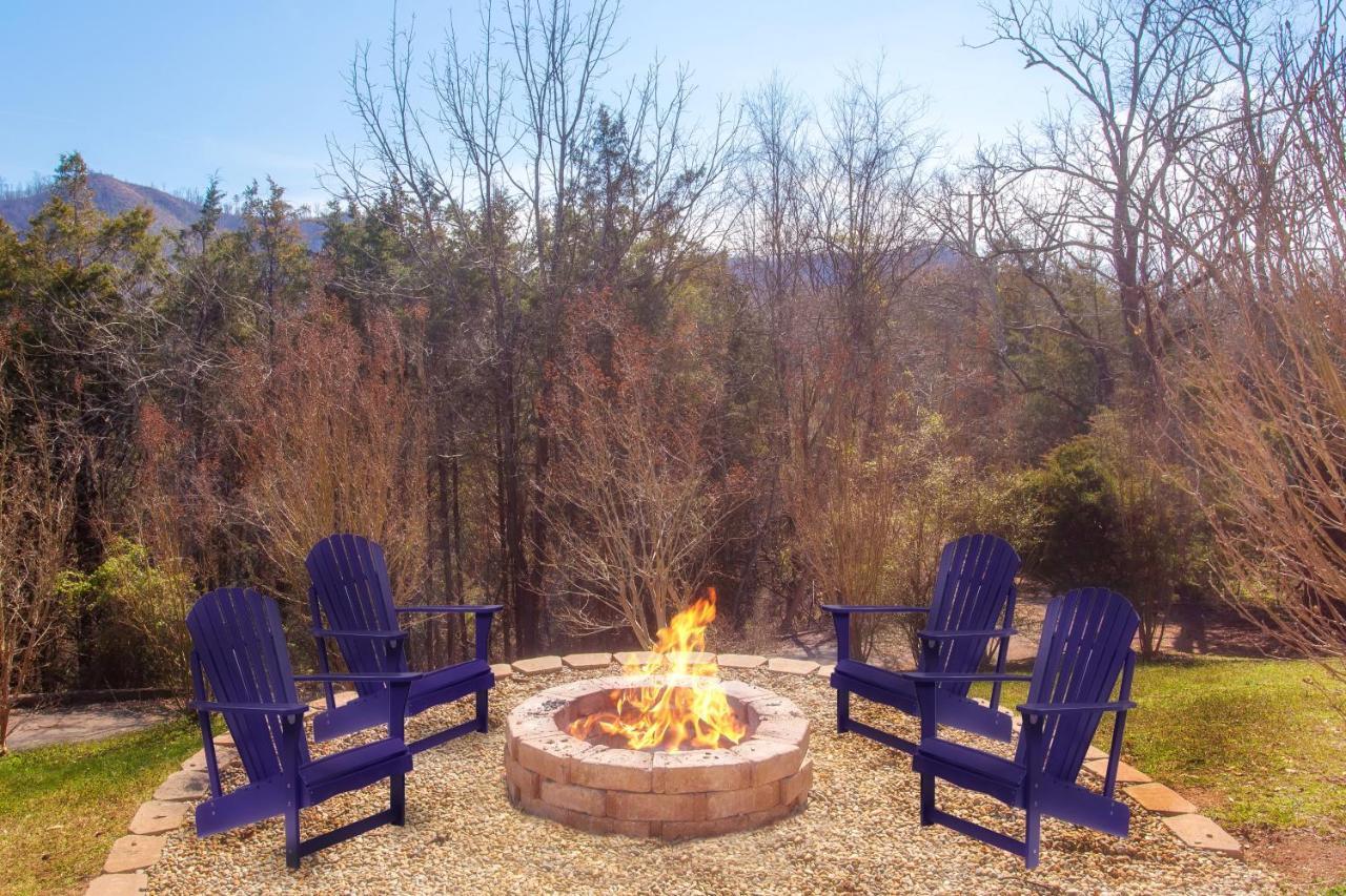 Smoky Bear Lodge With Guest House, Hot Tub, 1089 Free Tickets Each Paid Day, Dollywood And More Sevierville Extérieur photo