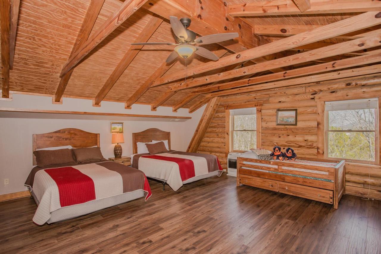 Smoky Bear Lodge With Guest House, Hot Tub, 1089 Free Tickets Each Paid Day, Dollywood And More Sevierville Extérieur photo